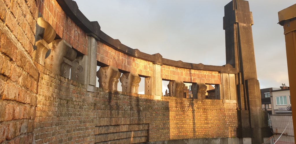 Reiniging van kerkhofmuur