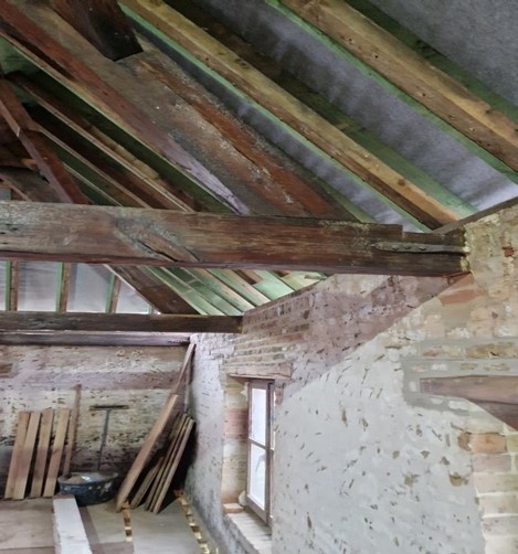 Vuile donkere vernis verwijderen van houten gebinte met fijn zandstralen